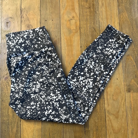 FABLETICS Black And White Speckled On-The-Go PowerHold® High-Waisted
Legging - Picture 7 of 14